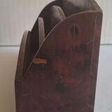 Courier holder in cedar