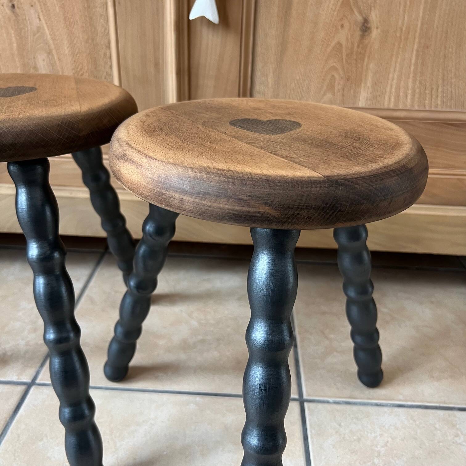 Duo de tabourets tripodes