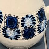 Carafe en grès émaillée avec un joli motif de fleurs bleues vintage et design 1970