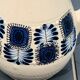 Carafe en grès émaillée avec un joli motif de fleurs bleues vintage et design 1970
