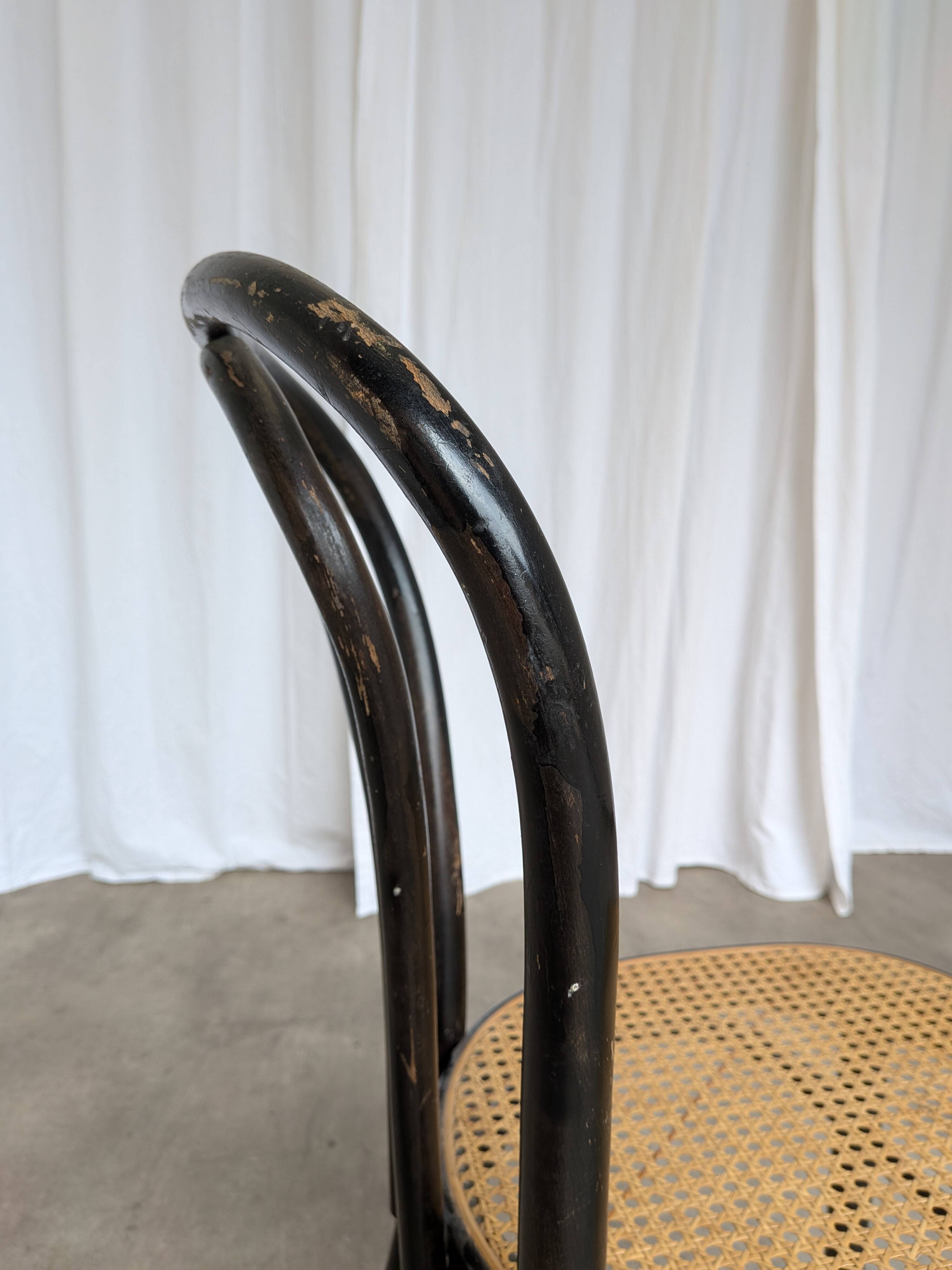 Chaise de salle à manger vintage style Thonet en bois noir et assise en cannage 1970