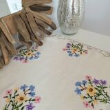 Nappe brodée à la main délicate avec des fleurs, Roumanie