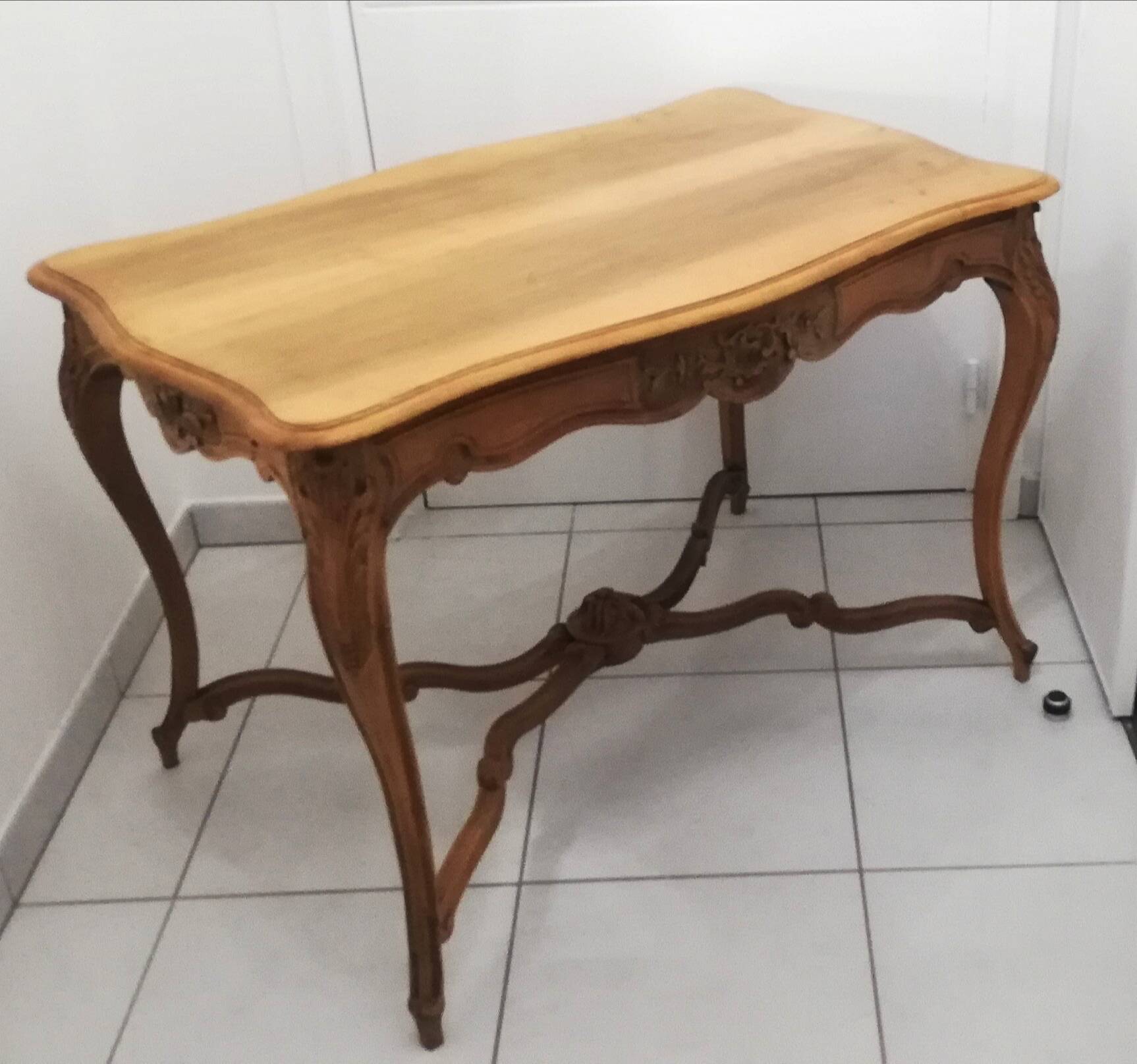 Table à tiroir de style Louis XV