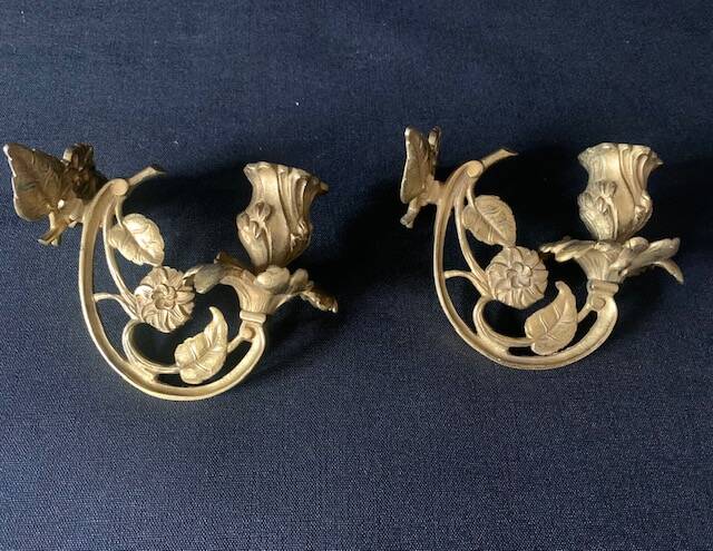 Paire d'appliques Art nouveau en bronze à décor de papillons