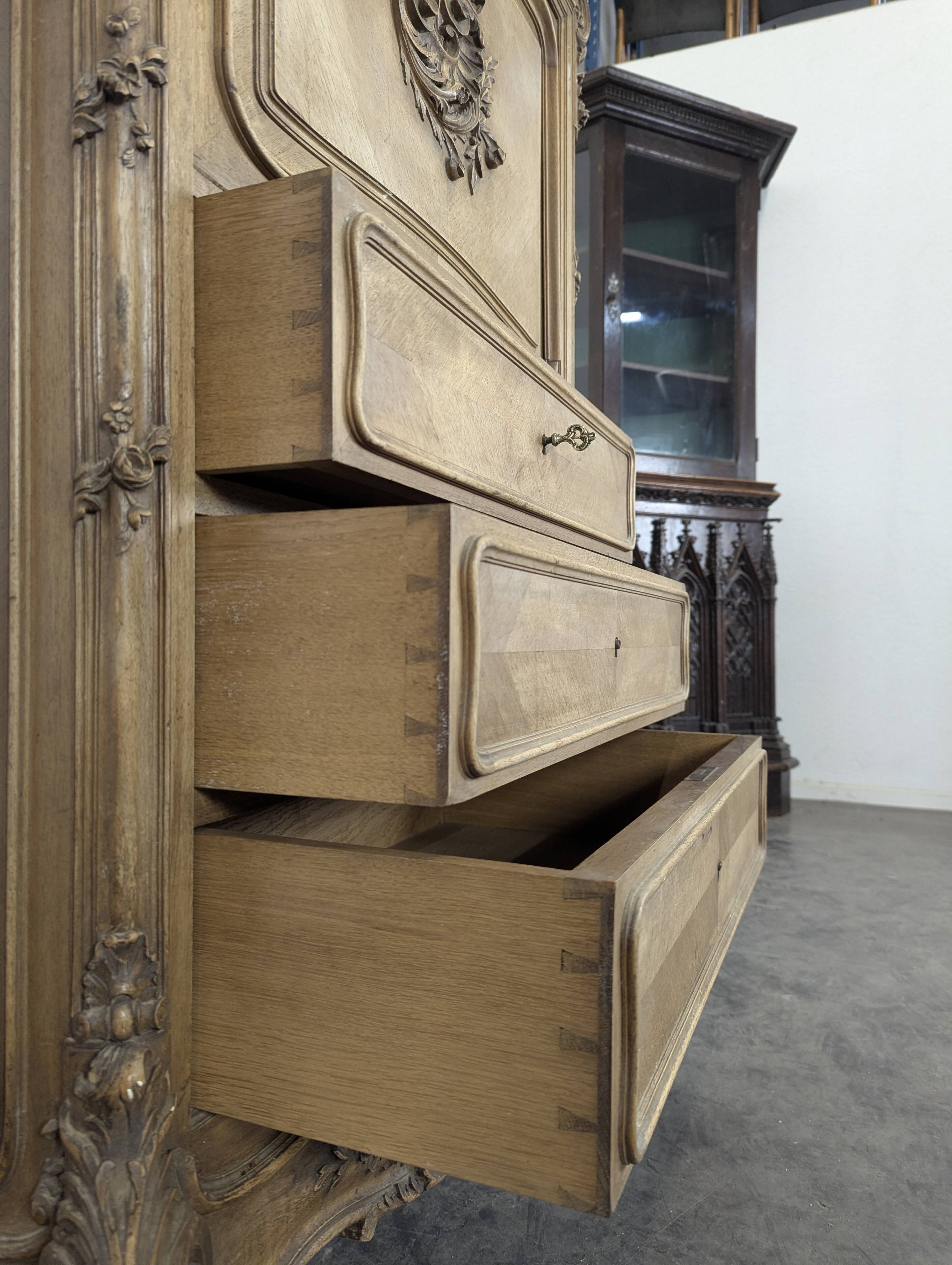 Baroque secretary in Louis XV style made of walnut.
