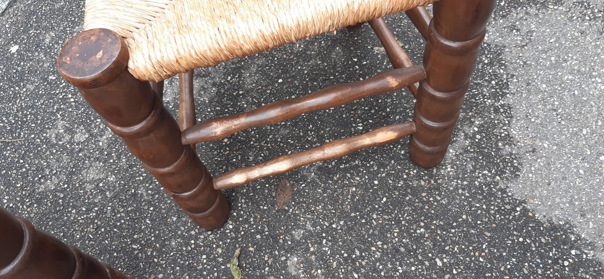 4 chaises brutalistes en bois tourné et paille