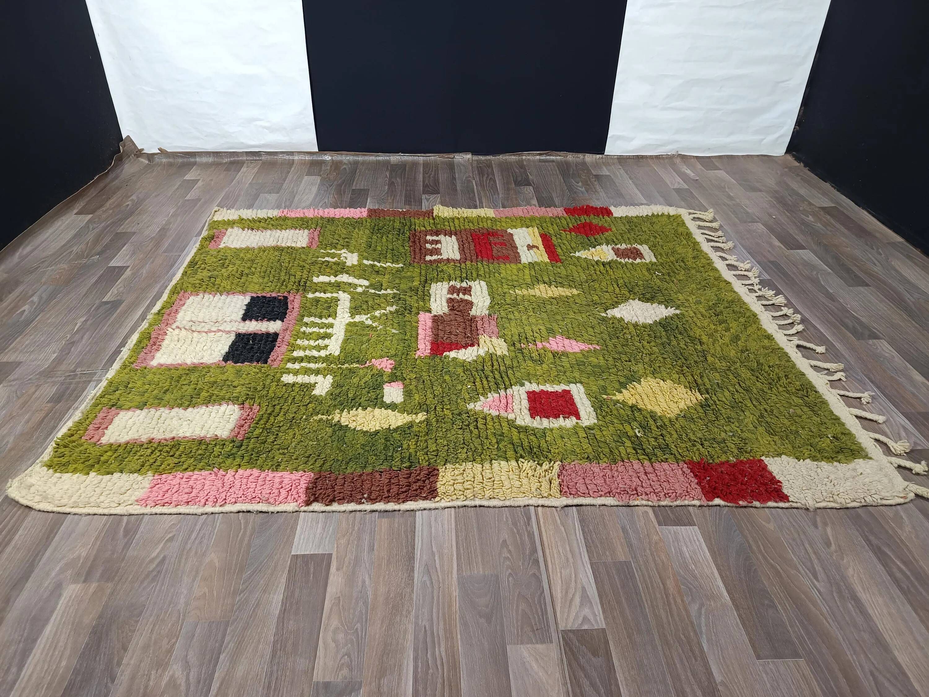 Handmade Moroccan wool rug, large size 250x150 cm, handcrafted.