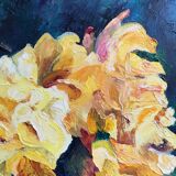 Table bouquet of yellow roses