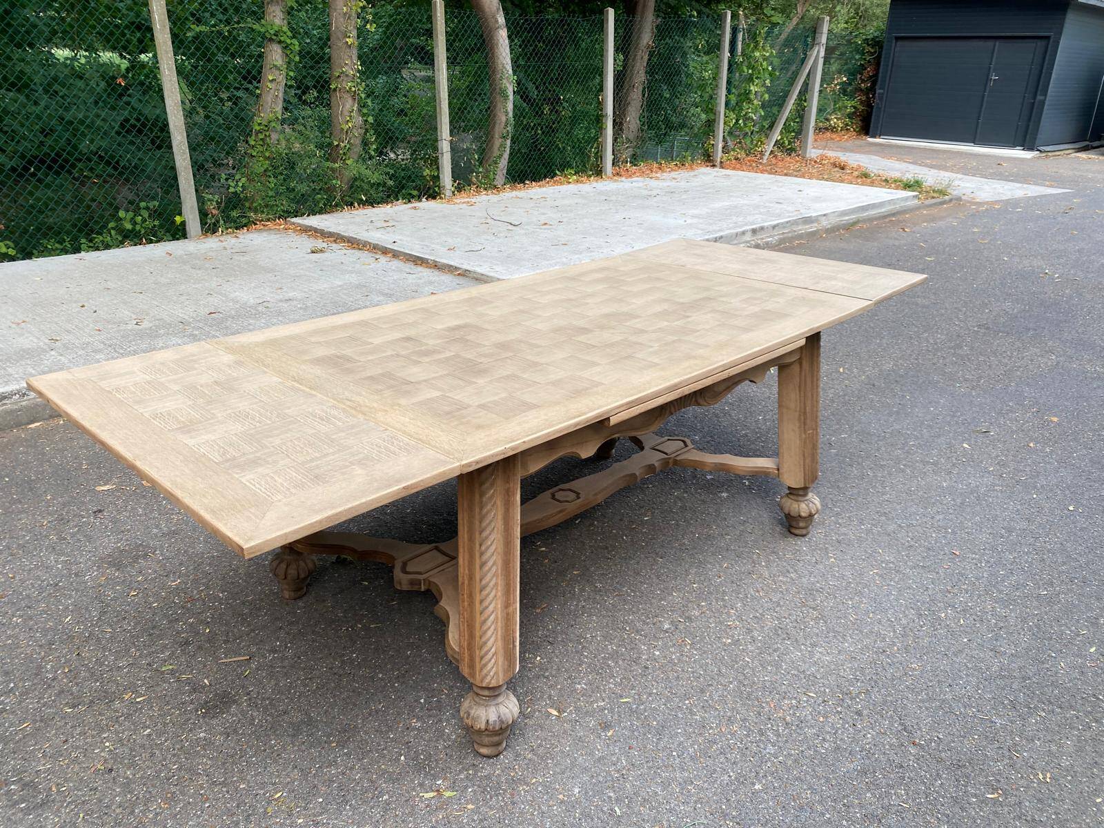 Table à manger extensible Louis XIII décapée en chêne années 50