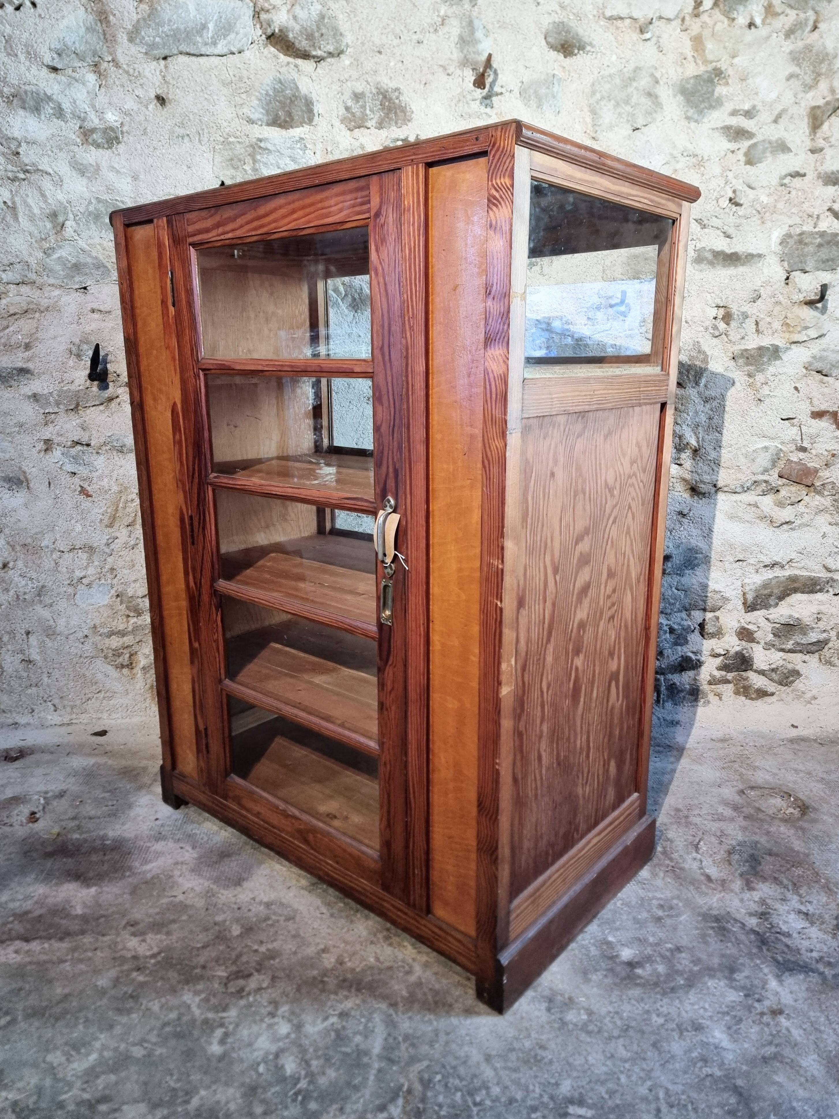 Antique shop display cabinet – Pine wood – 1920s/30s – On wheels