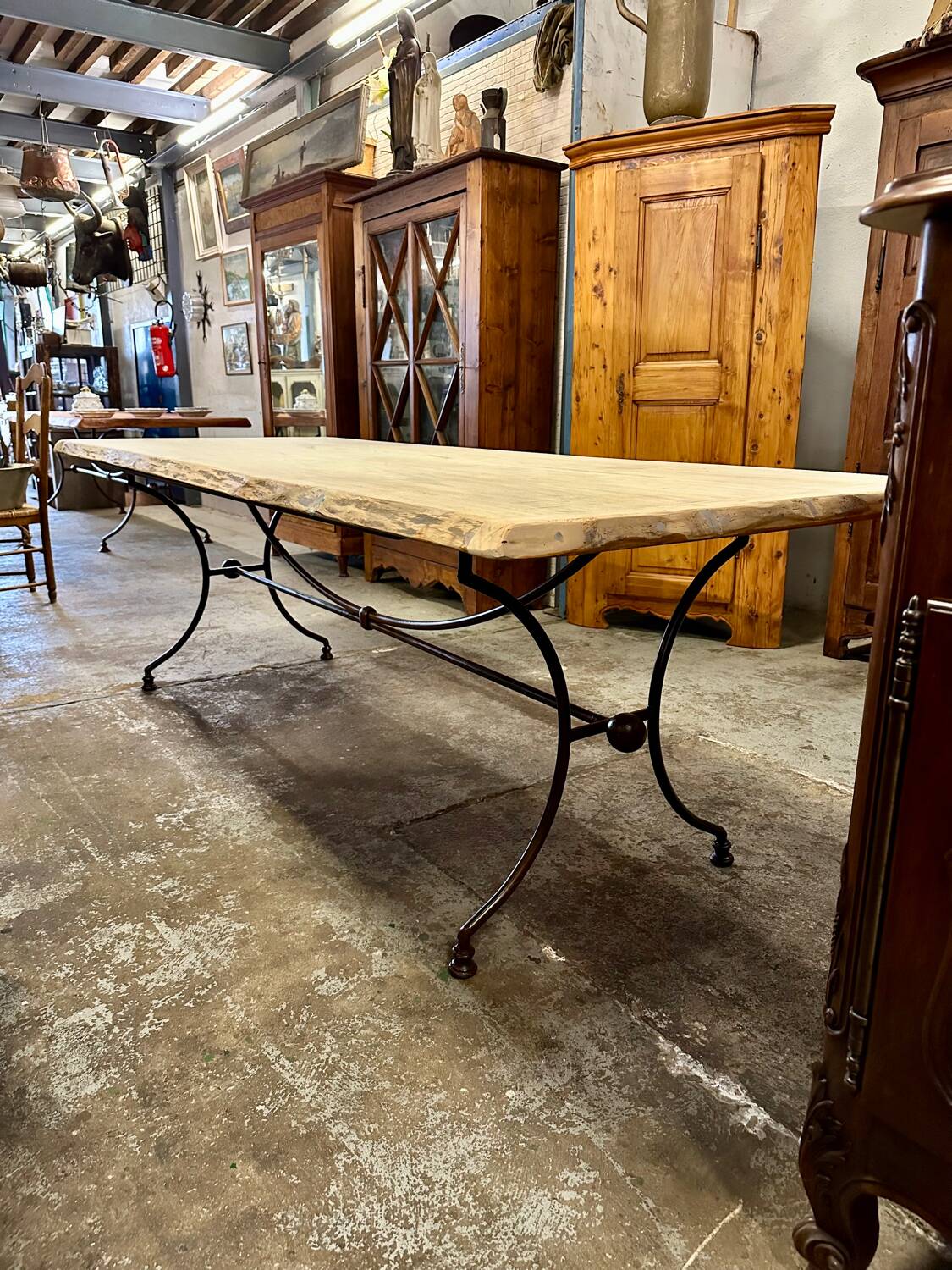 Table en fer forgé artisanal et bois