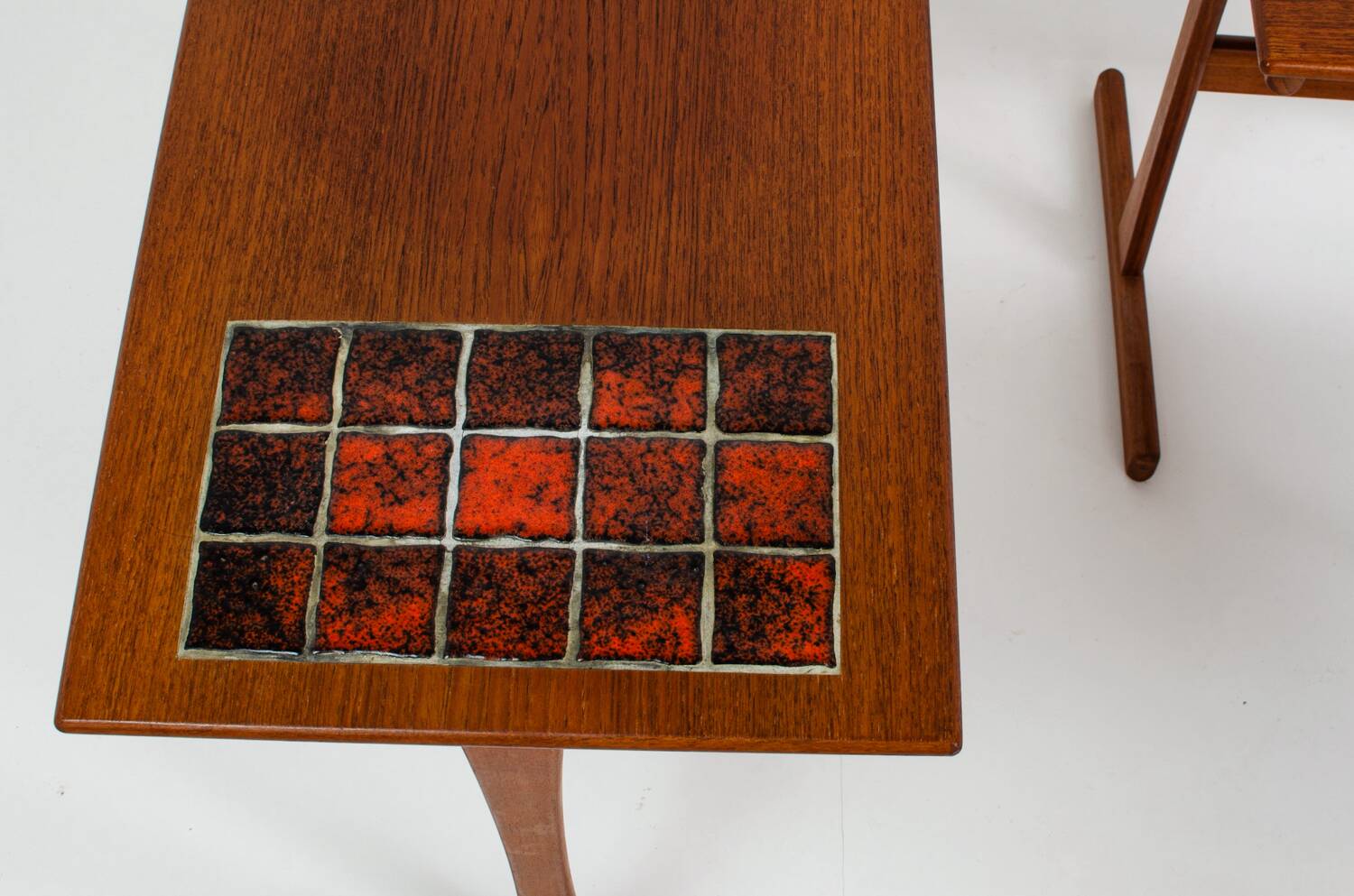 Ensemble de tables gigognes à carreaux émaillés (Danemark, années 1950).