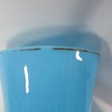 Vase en opaline bleue
