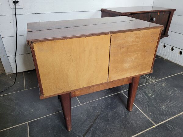Paire de tables de chevet vintage des années 70 en noyer