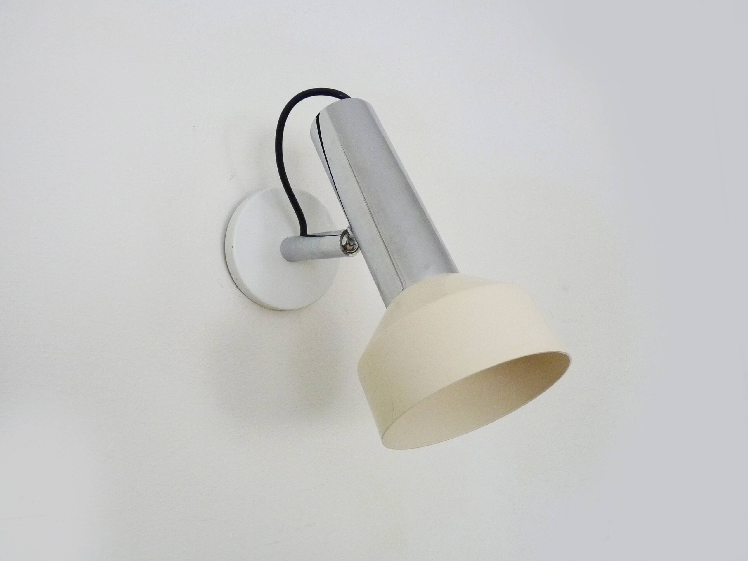 Adjustable wall spotlight in chrome-plated and white lacquered metal. 1970s
