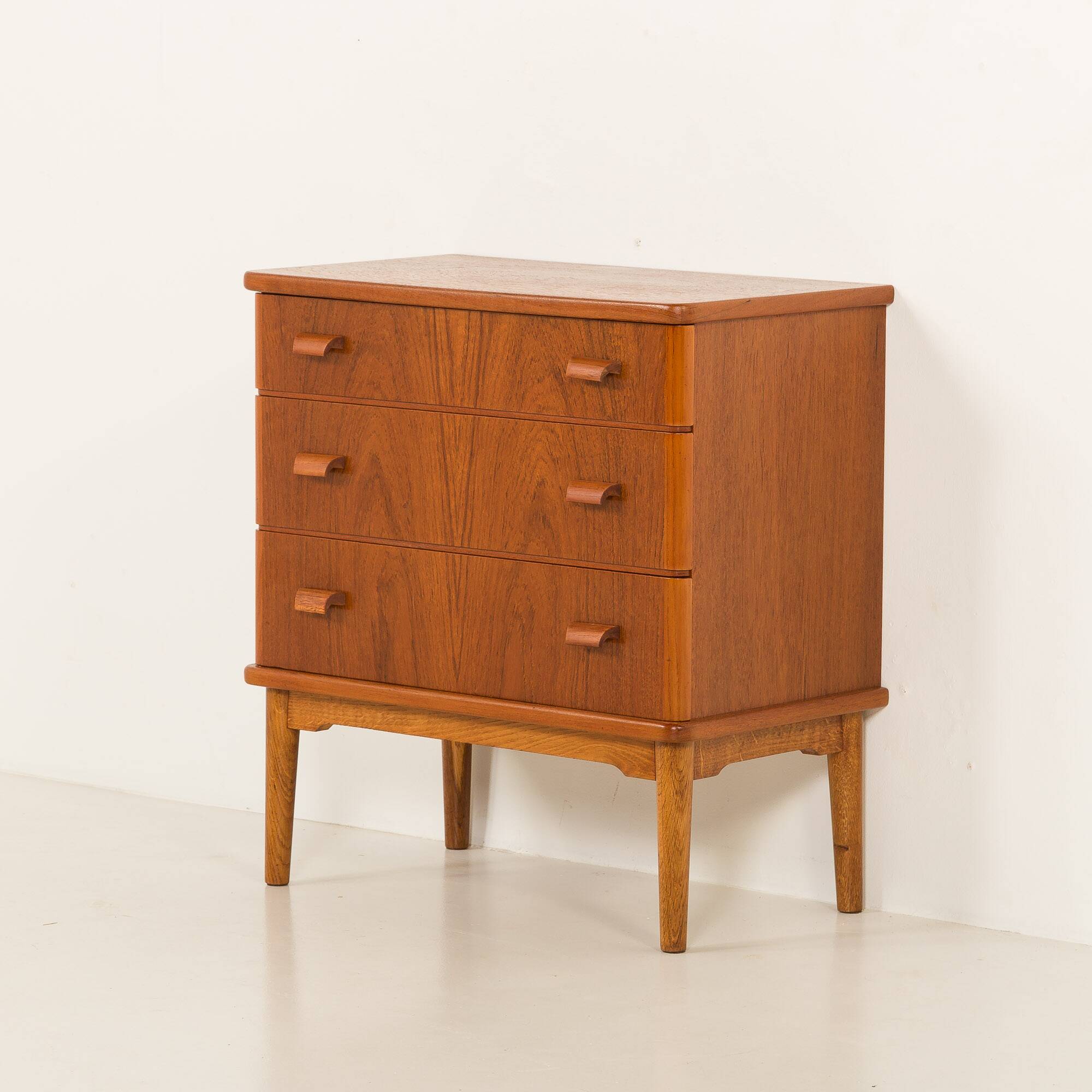 Petite commode danoise ou coffre d'entrée, années 1960