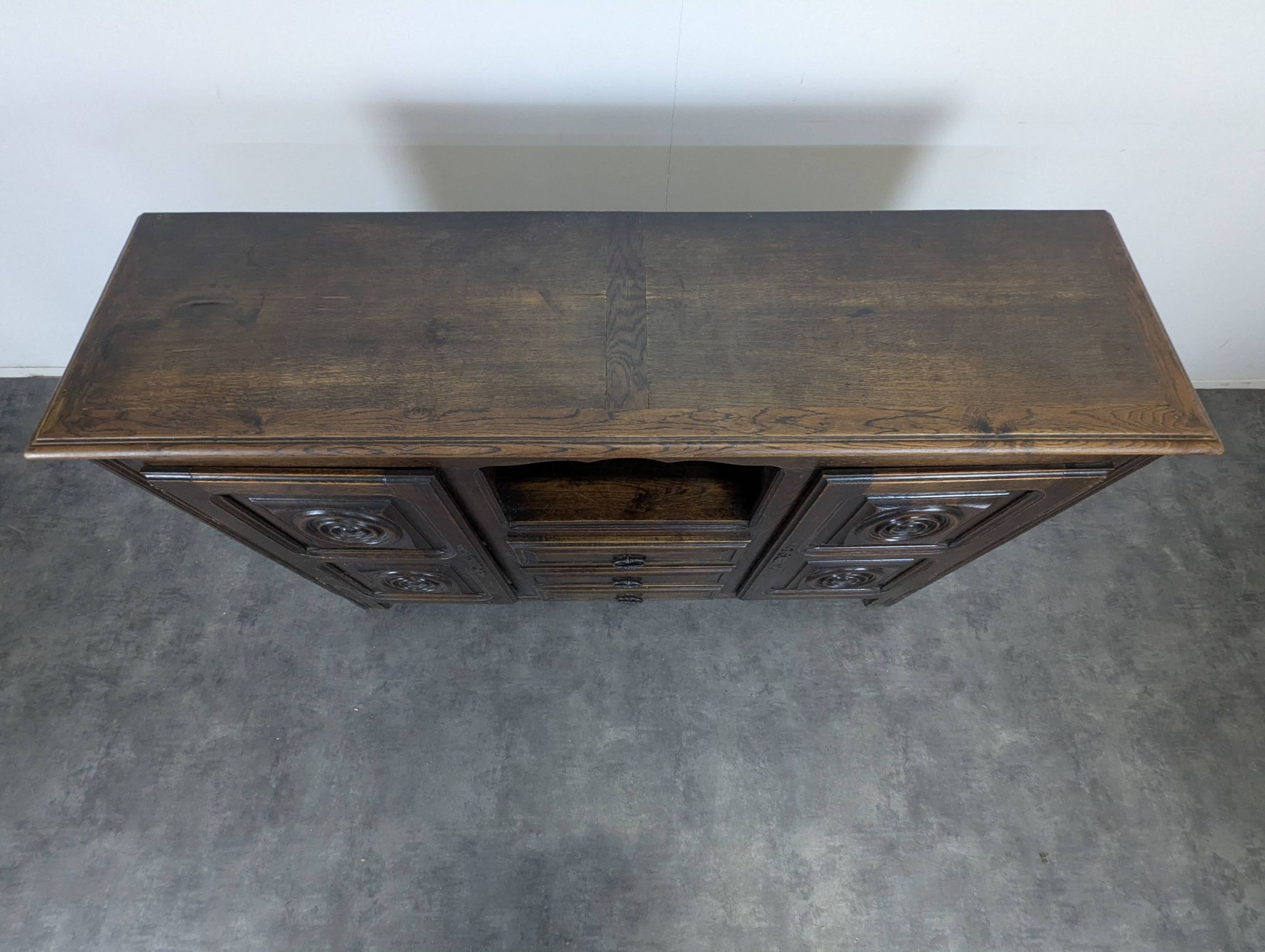 Buffet brutaliste dans l'esprit de Dudouyt