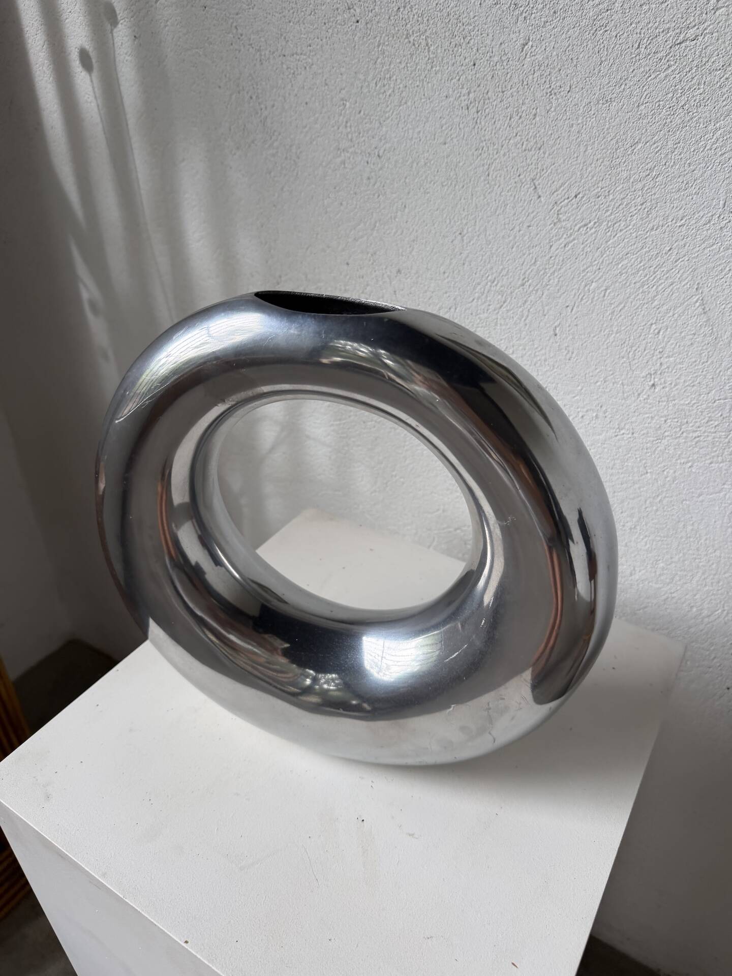 Round aluminium loop vase