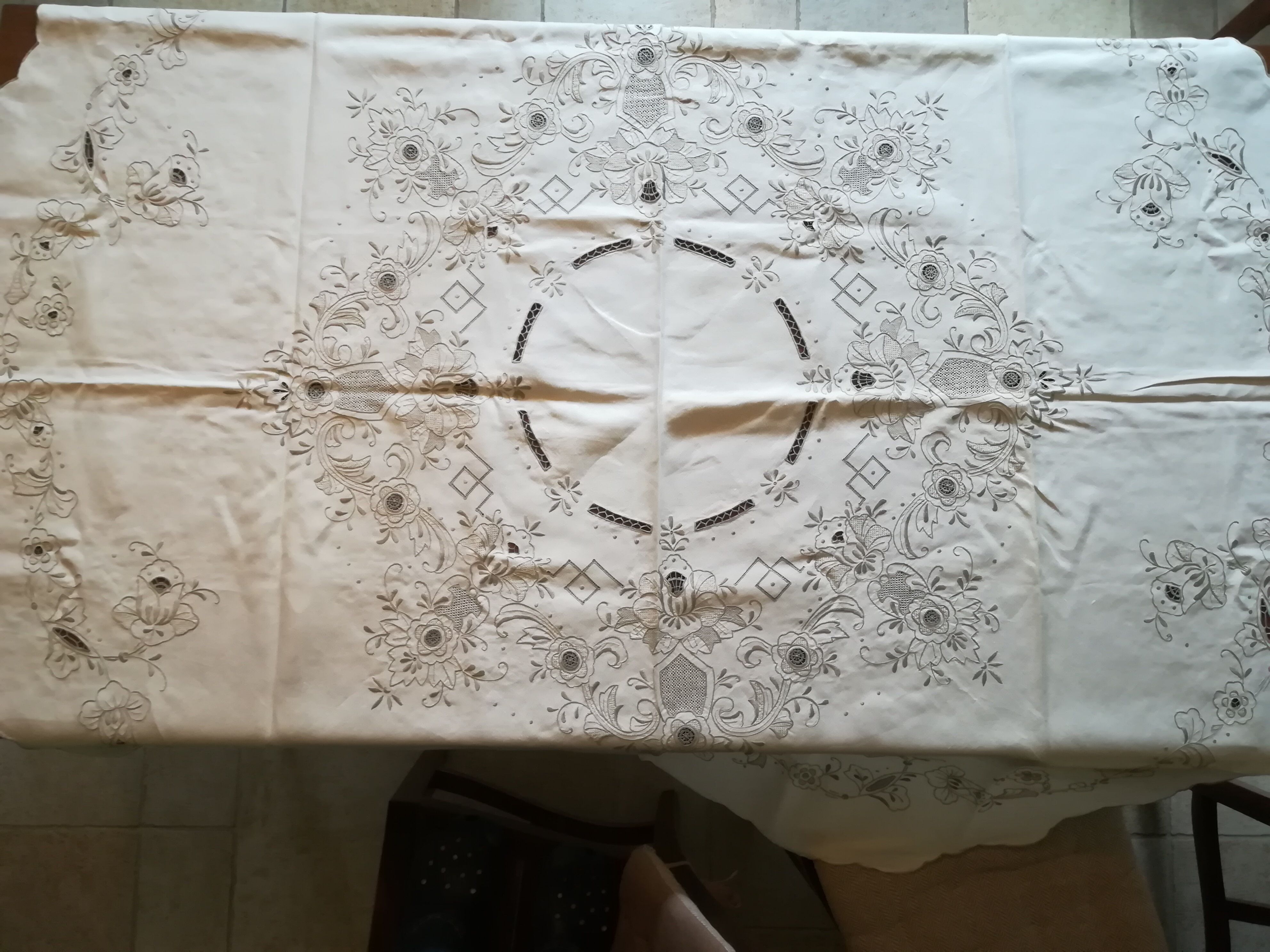 Round off-white tablecloth embroidered with grey flowers with 8 matching napkins - festive table