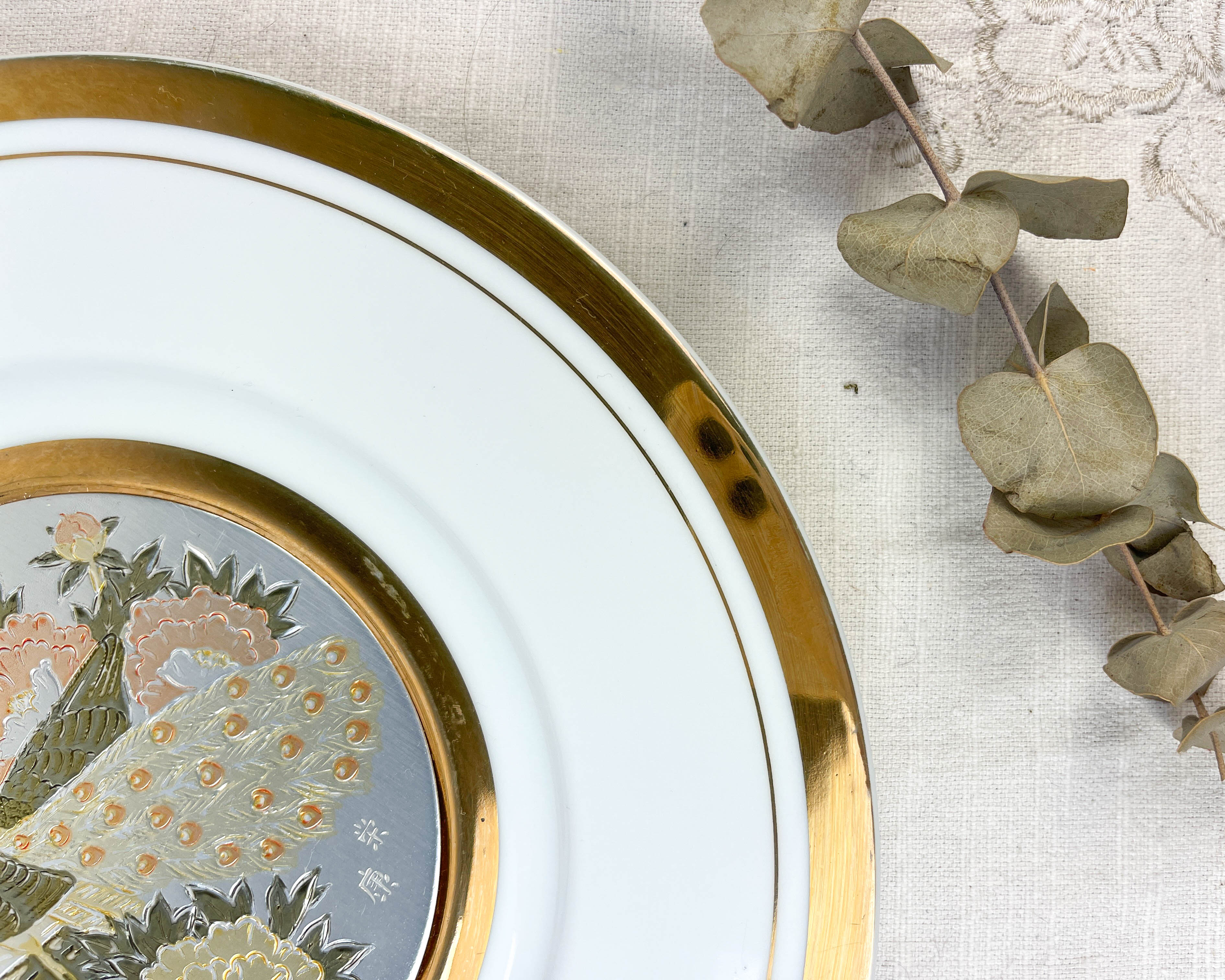 Decorative round porcelain dish "the art of chokin" made in japan