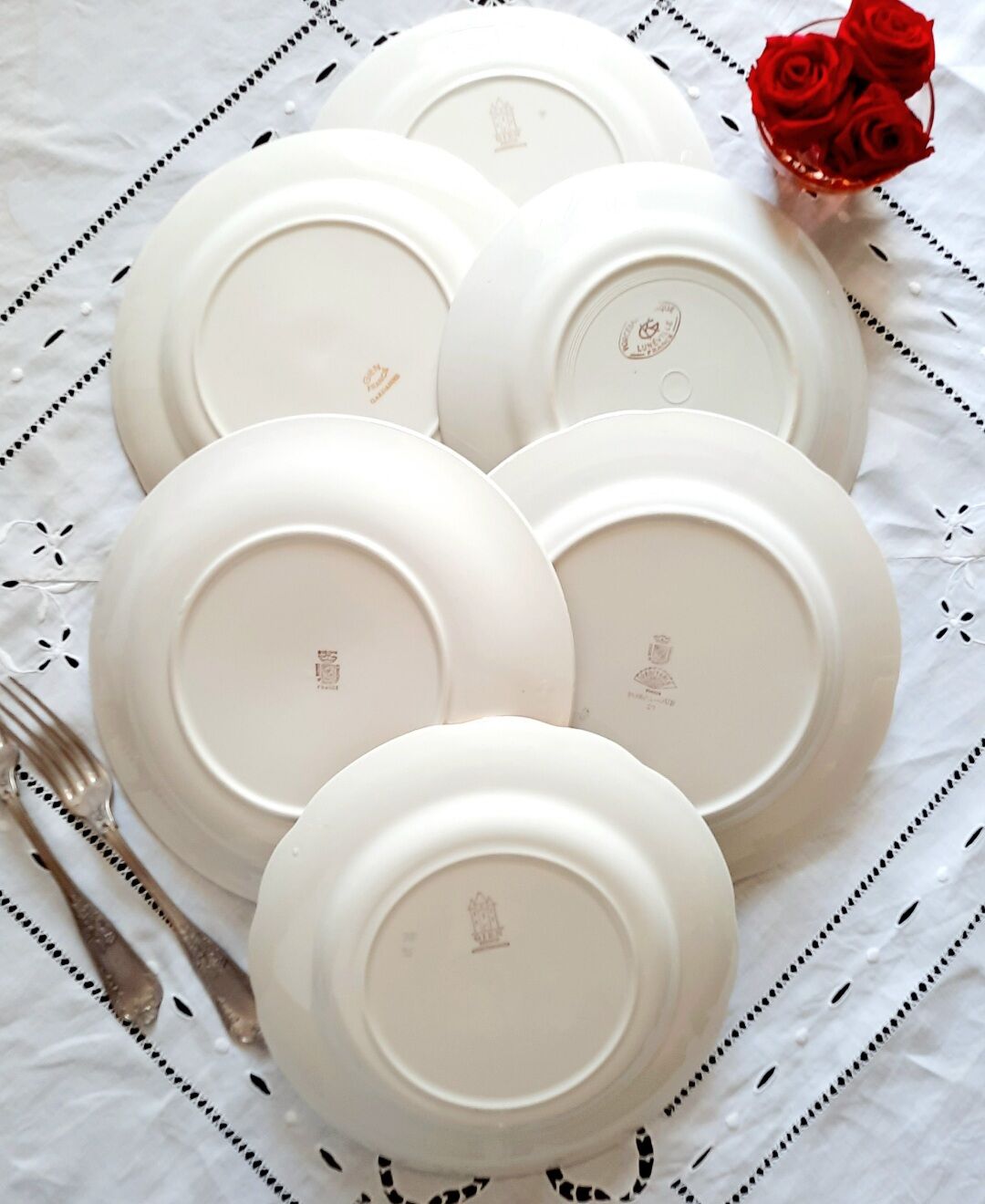 Flat earthenware plates with gilded edges