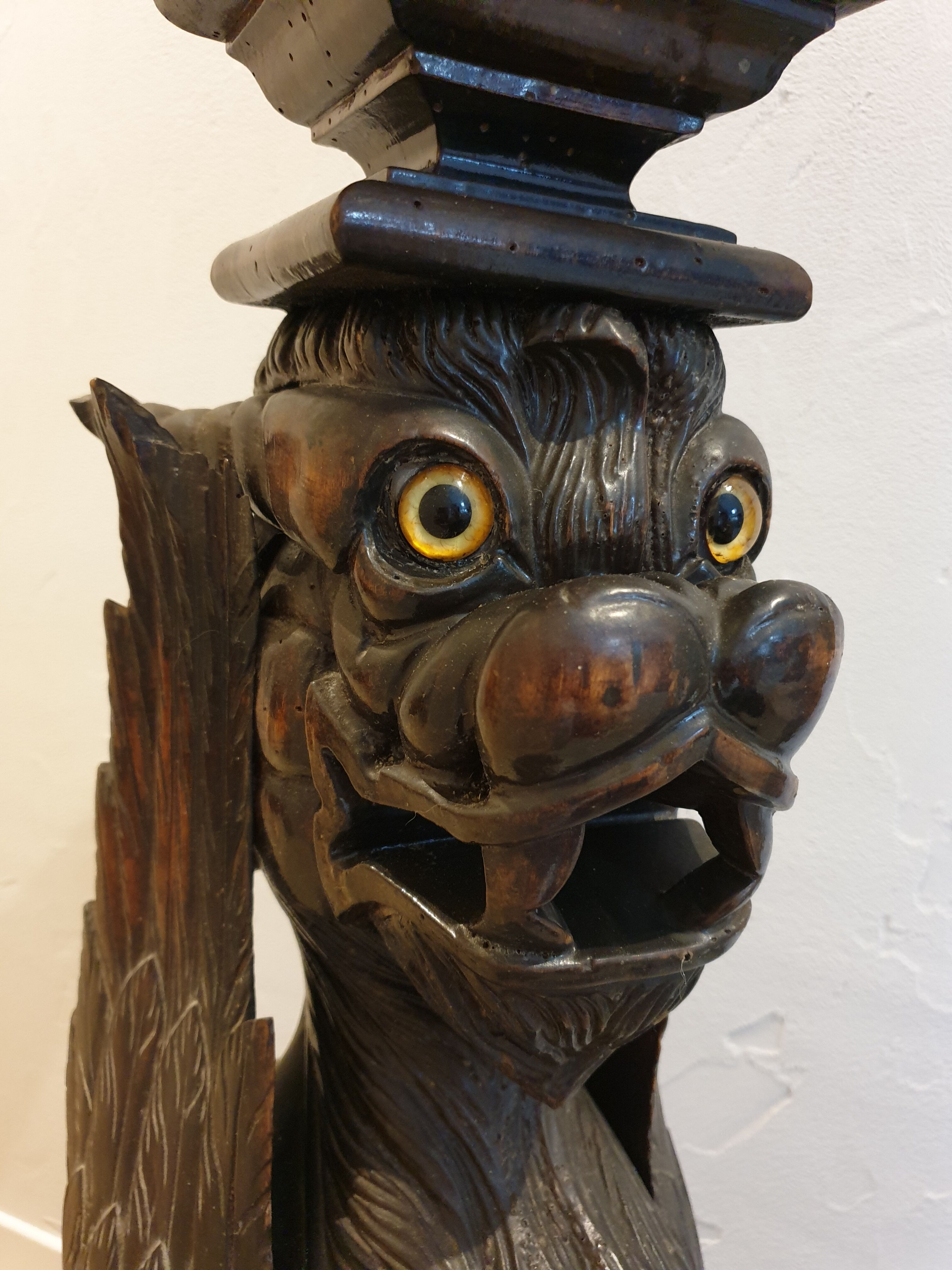 Saddle column griffin winged lion head