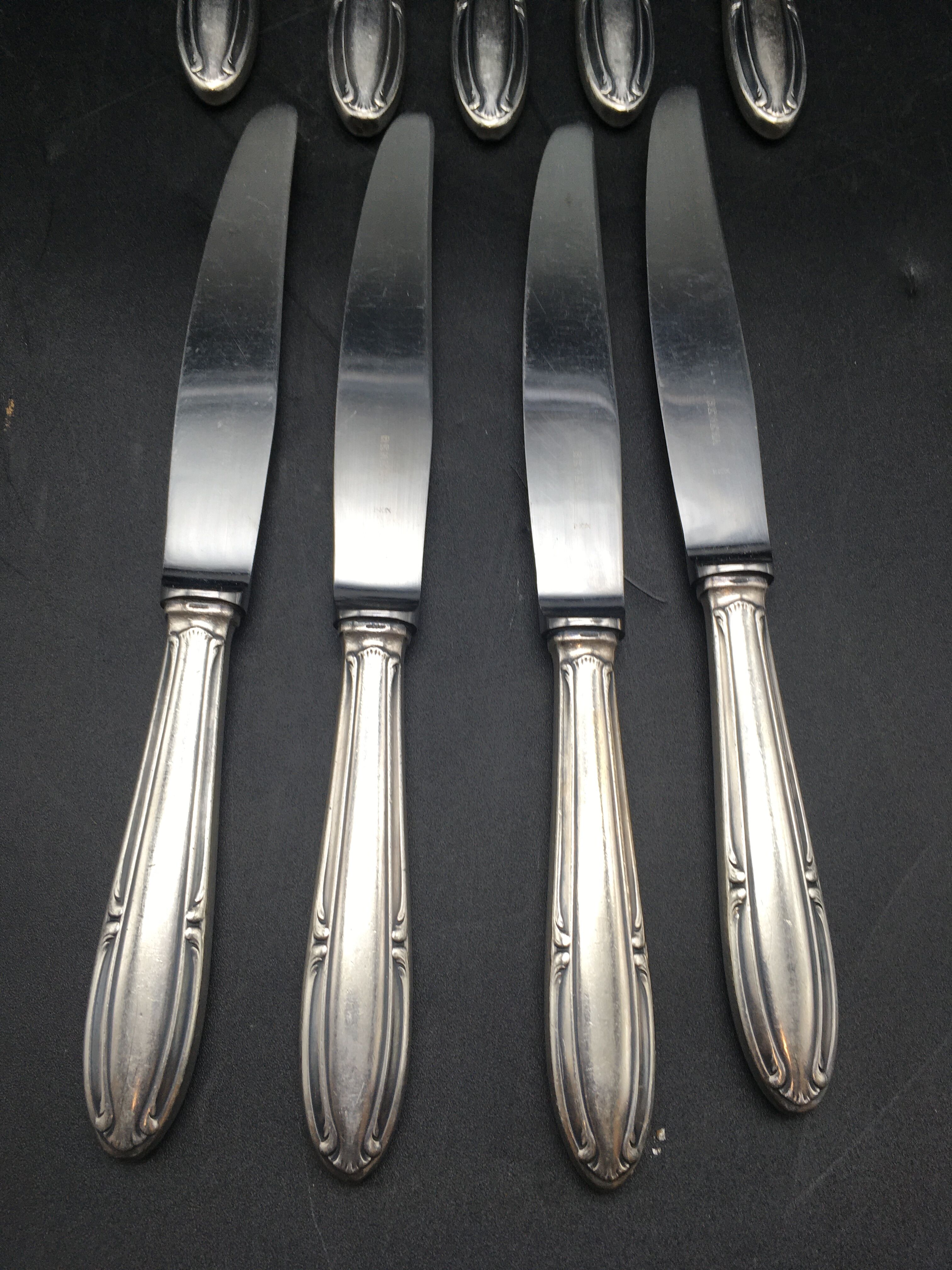 9 table knives in silver metal.