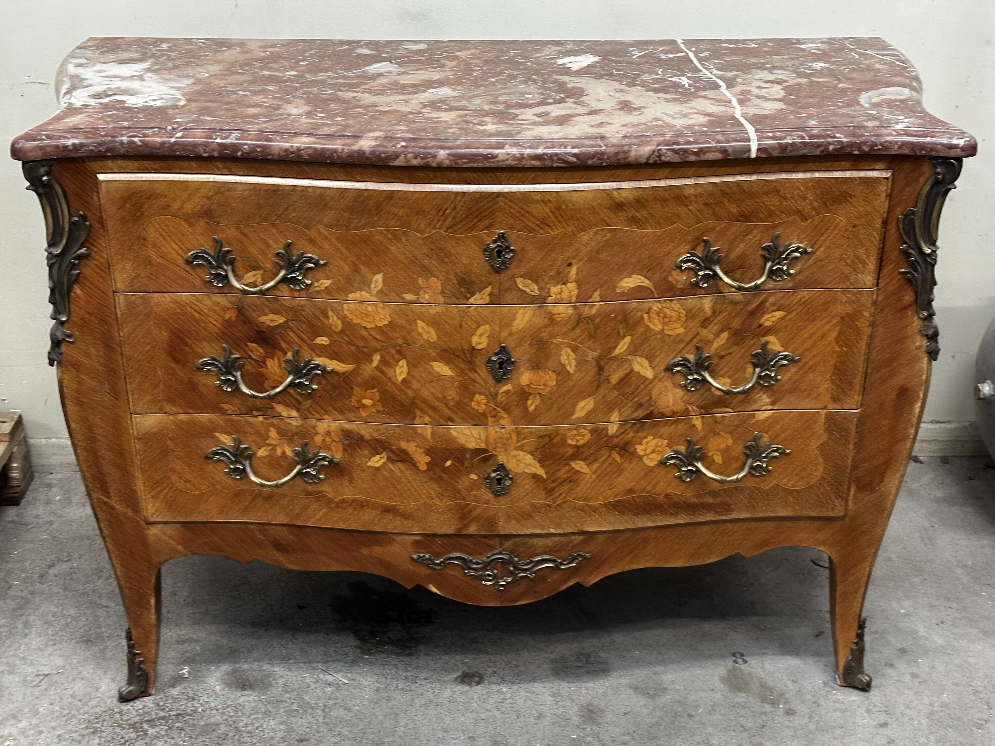 Curved and inlaid chest of drawers, Louis XV style, late 19th-early 20th century