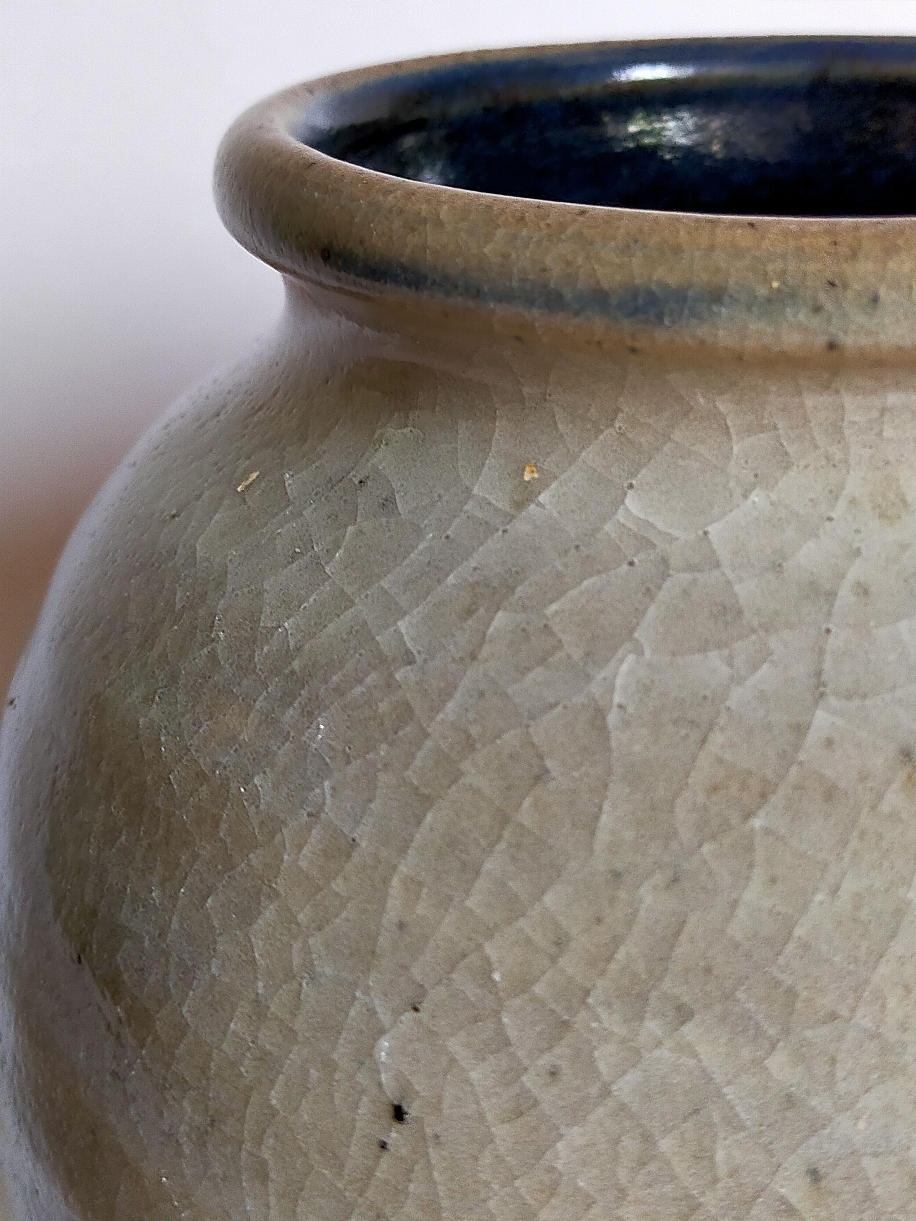 Ball vase in enamel sandstone cracked inside Indigo