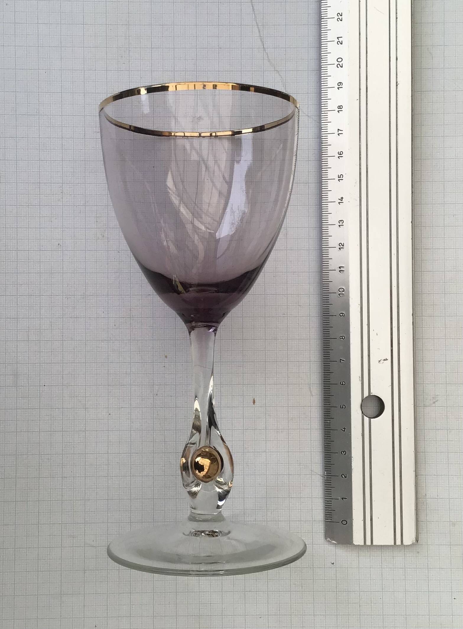 Joseph Stanik 6 red wine glasses of the Zuzanna model in Amethyst color with rims and golden ball