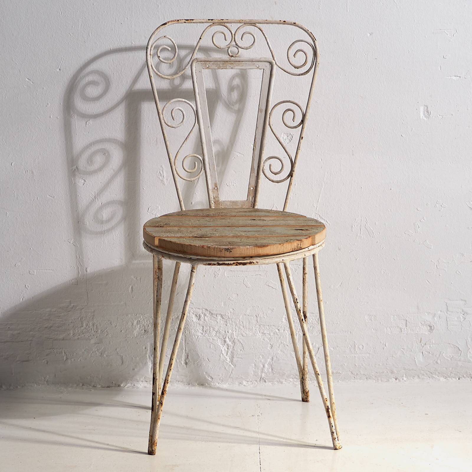 Antique white outdoor chairs (circa 1920). Set of 4 pieces