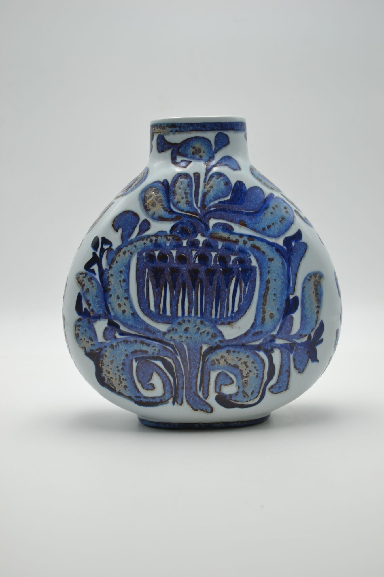 Vase en faïence de la série Tenera de Kari Christensen pour Aluminia