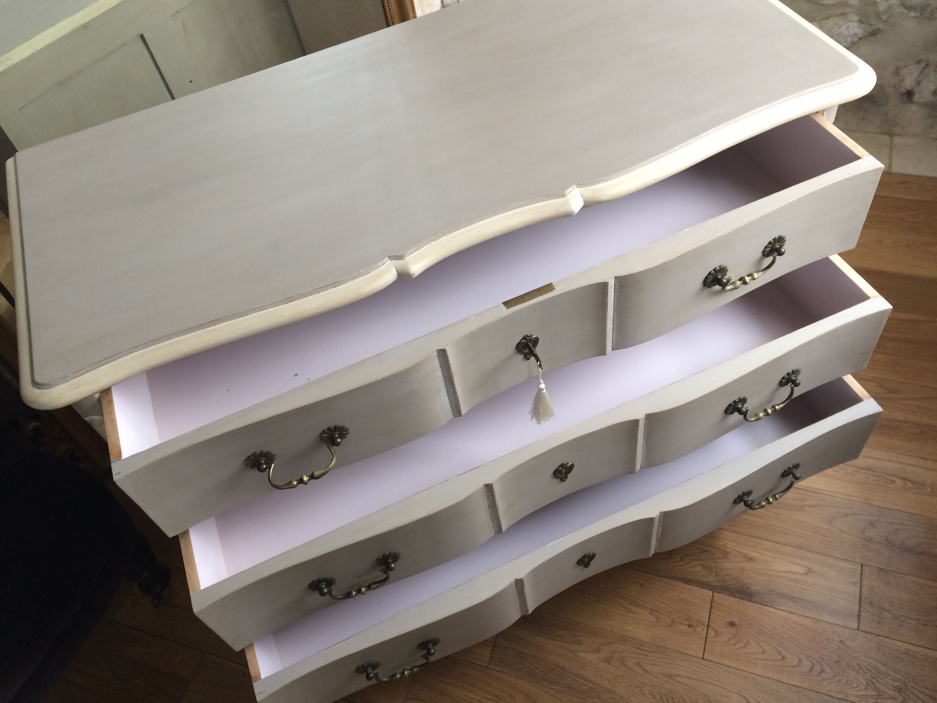 Patinated crossbow commode