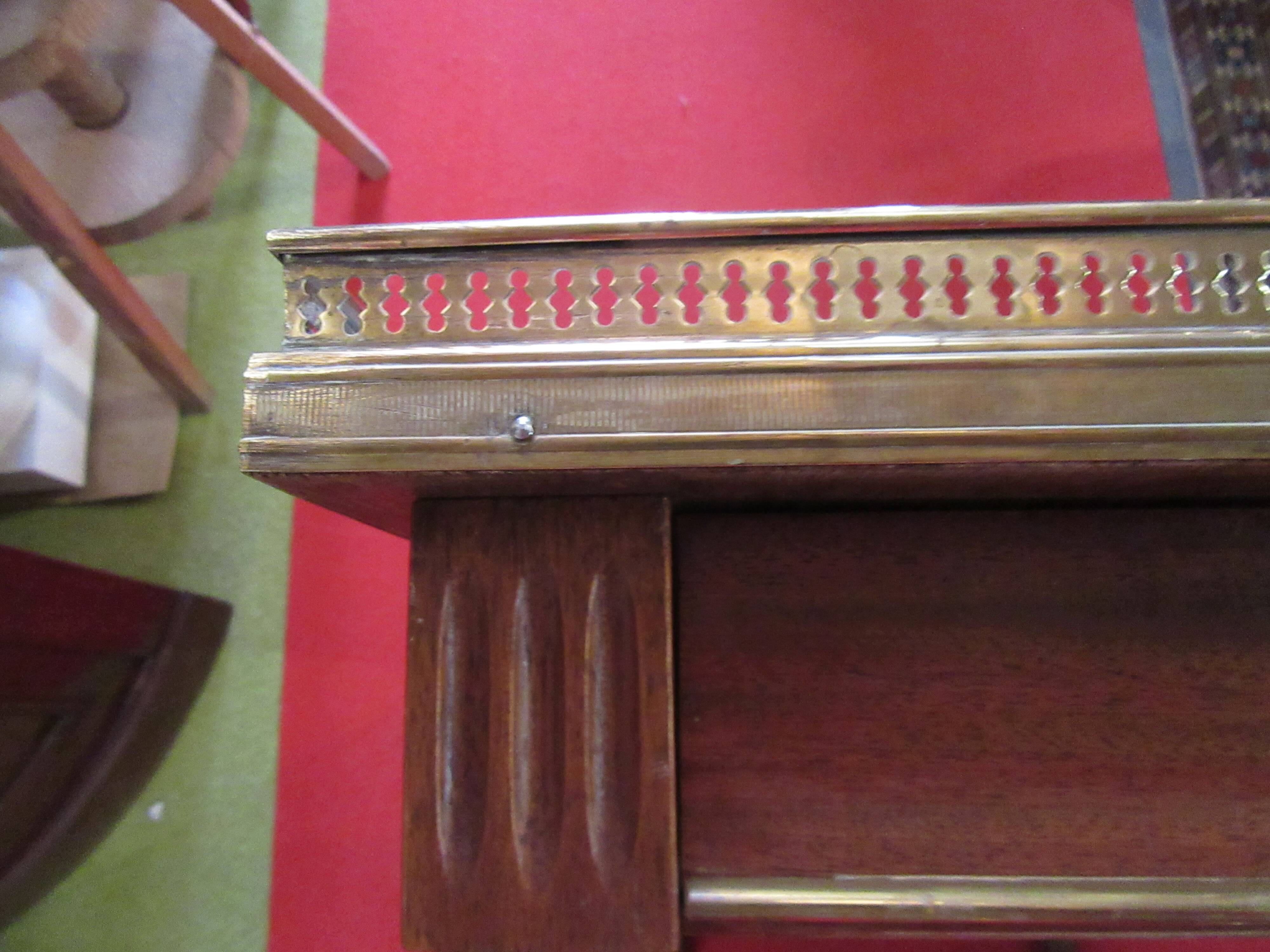 Table basse style louis XVI en acajou et laiton