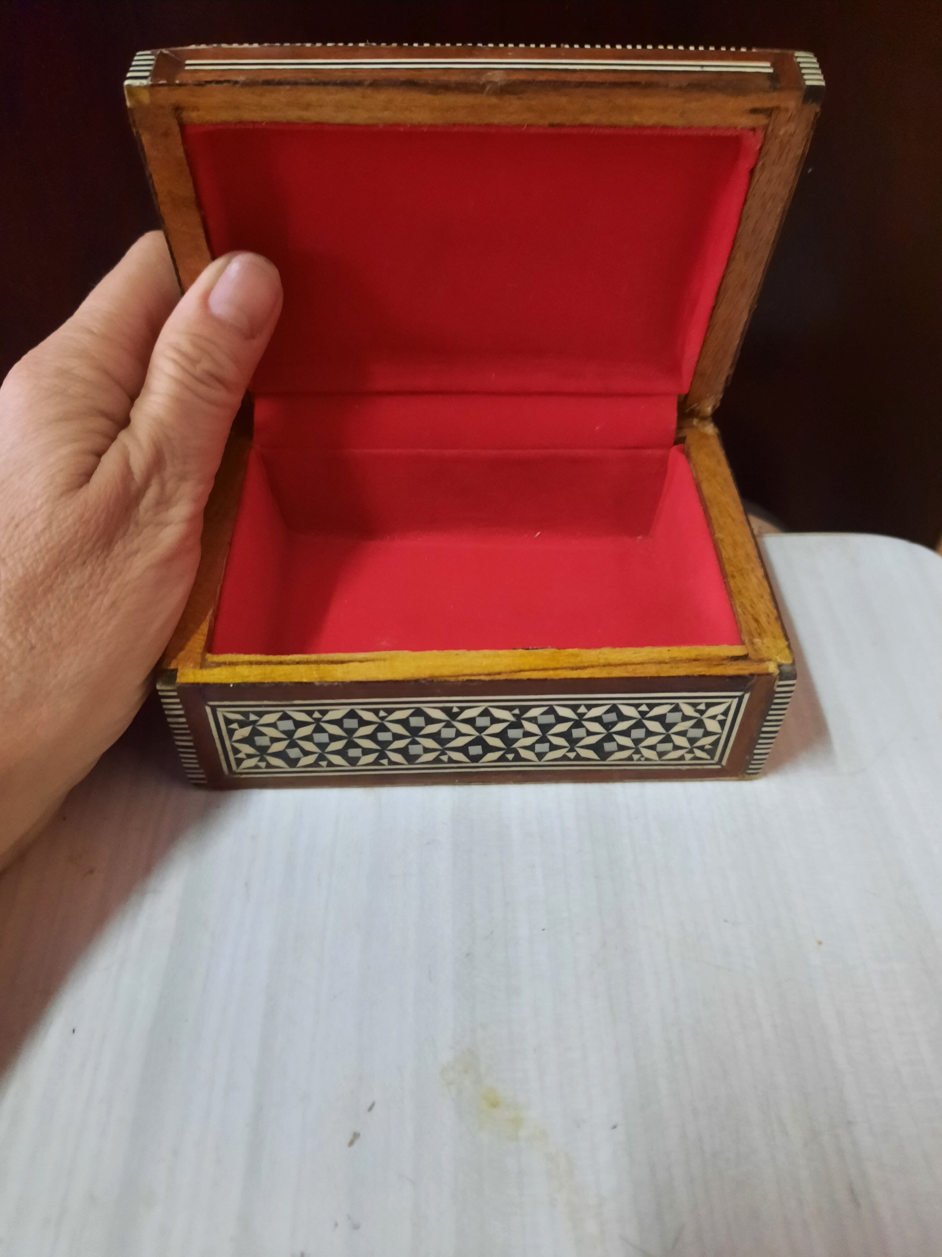 Oriental box in mother-of-pearl marquetry