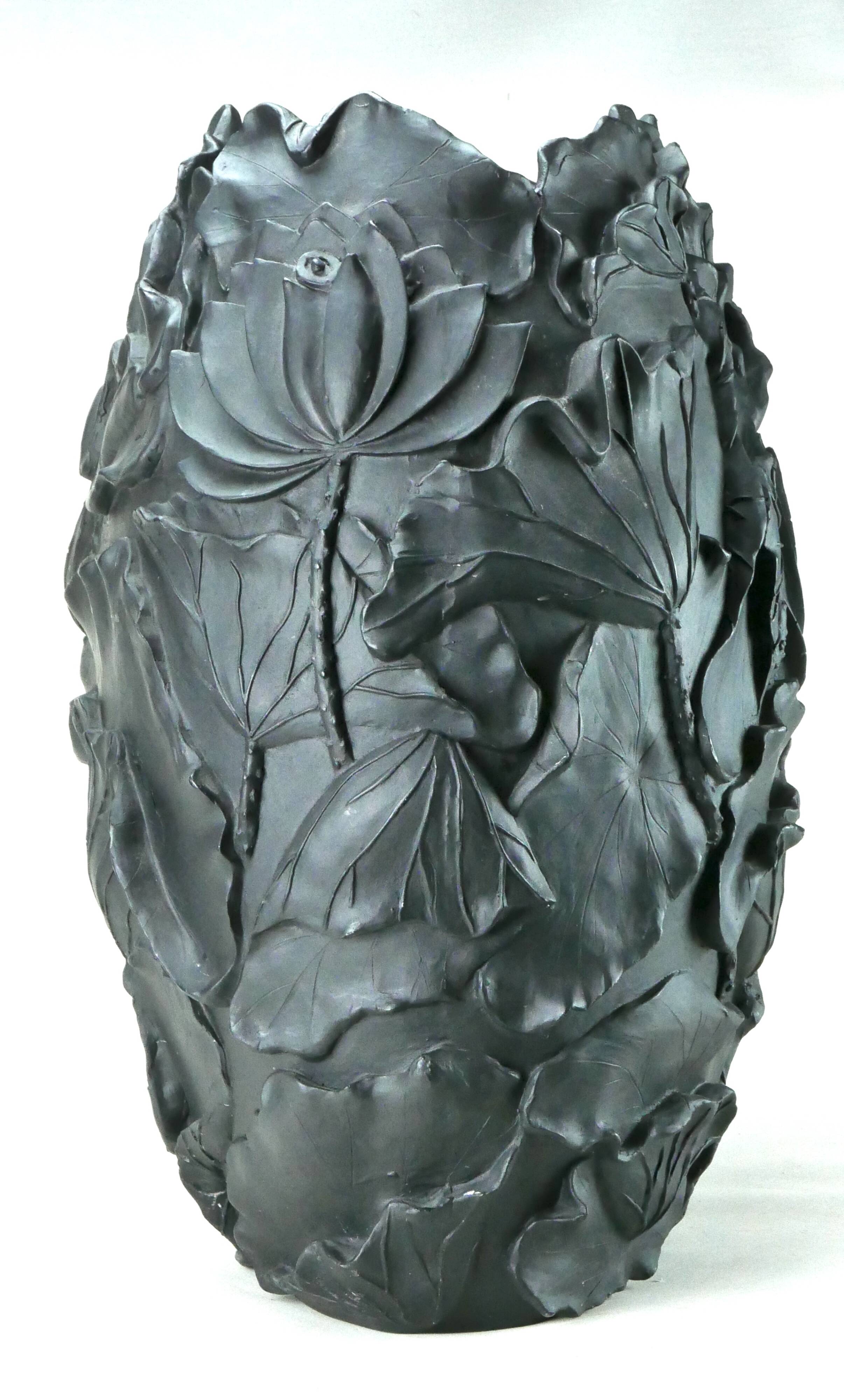 Black resin vase Lotus publisher VGnewtrend