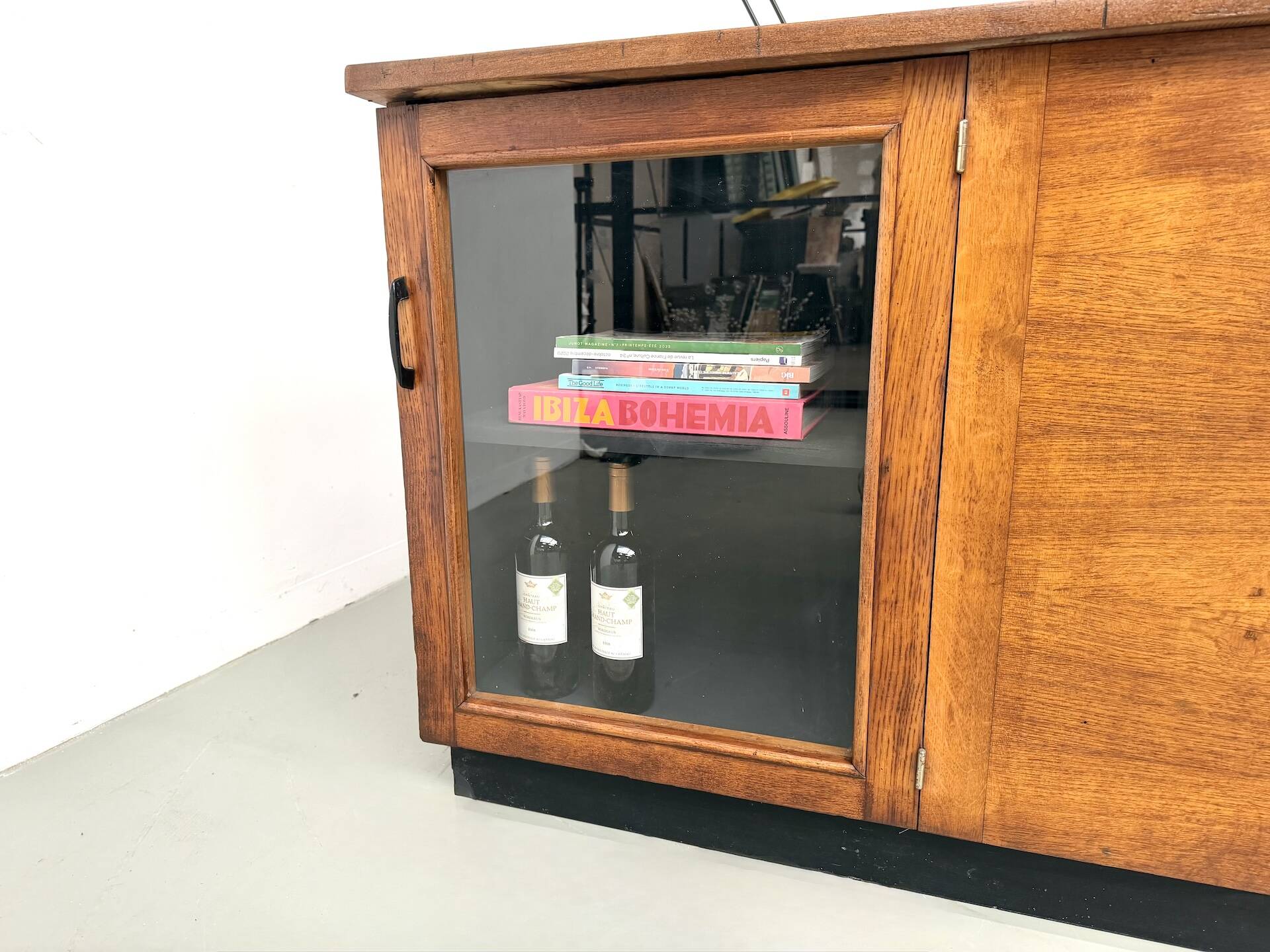 Grand comptoir de commerce des années 60 en chêne restauré