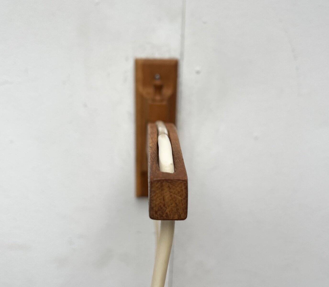 Mid-century cantilever wall lamp with a pivoting arm, 1960s.