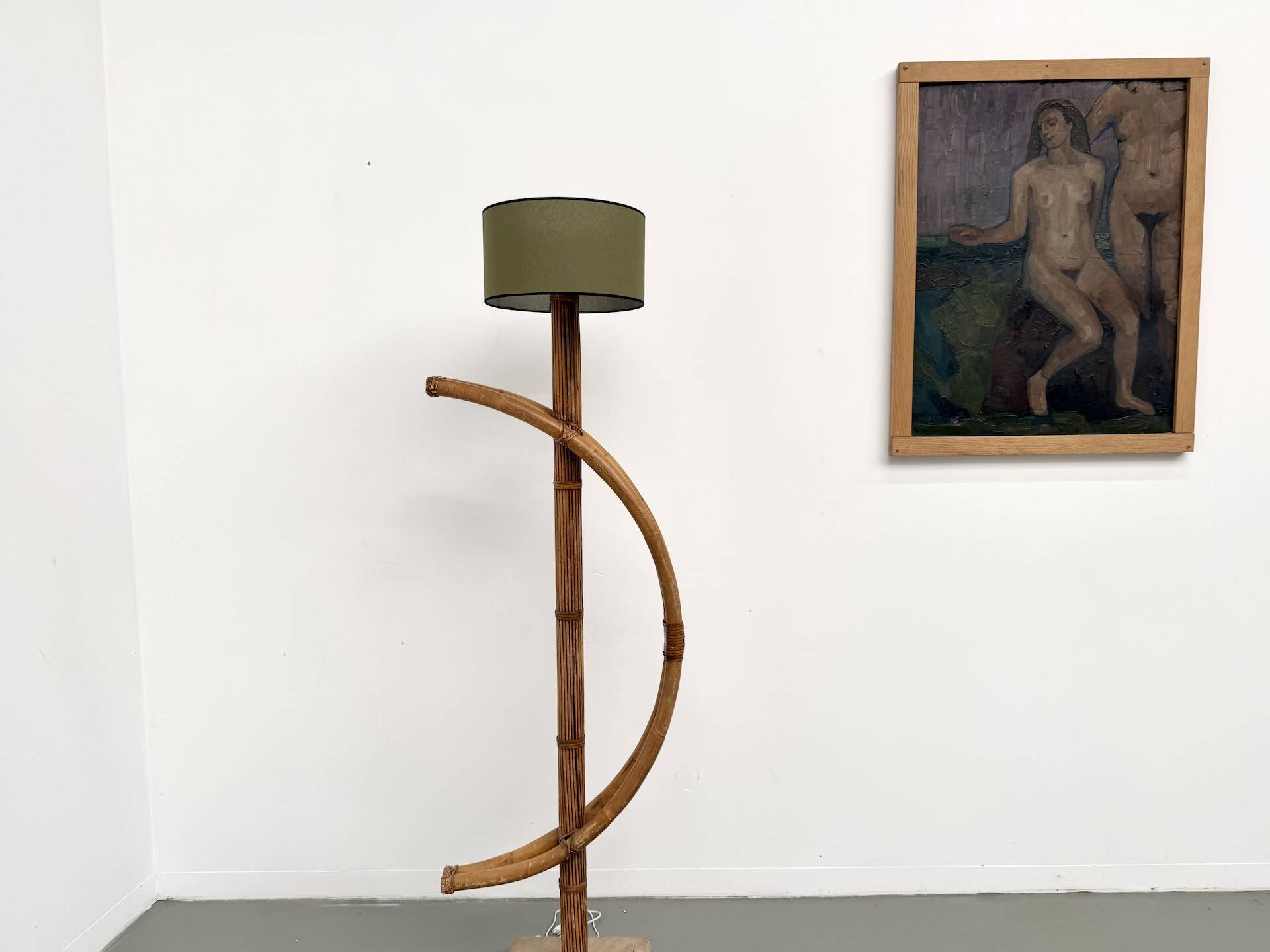 Lampadaire sculptural en rotin cintré