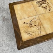 Table basse vintage 70s bois et carreaux céramique motifs oiseaux nature