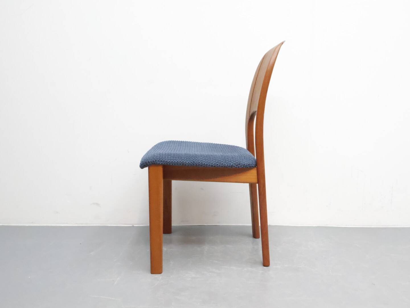 Vintage eetkamerstoelen Holstebro Denmark Teakhout nieuwe stoffering blauw