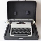 Machine à écrire Olympia dans sa valise