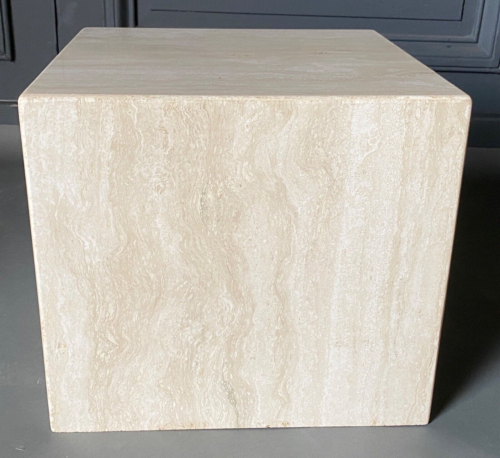 Cube en travertin table de chevet ou socle vers 1970-1980