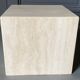 Cube en travertin table de chevet ou socle vers 1970-1980
