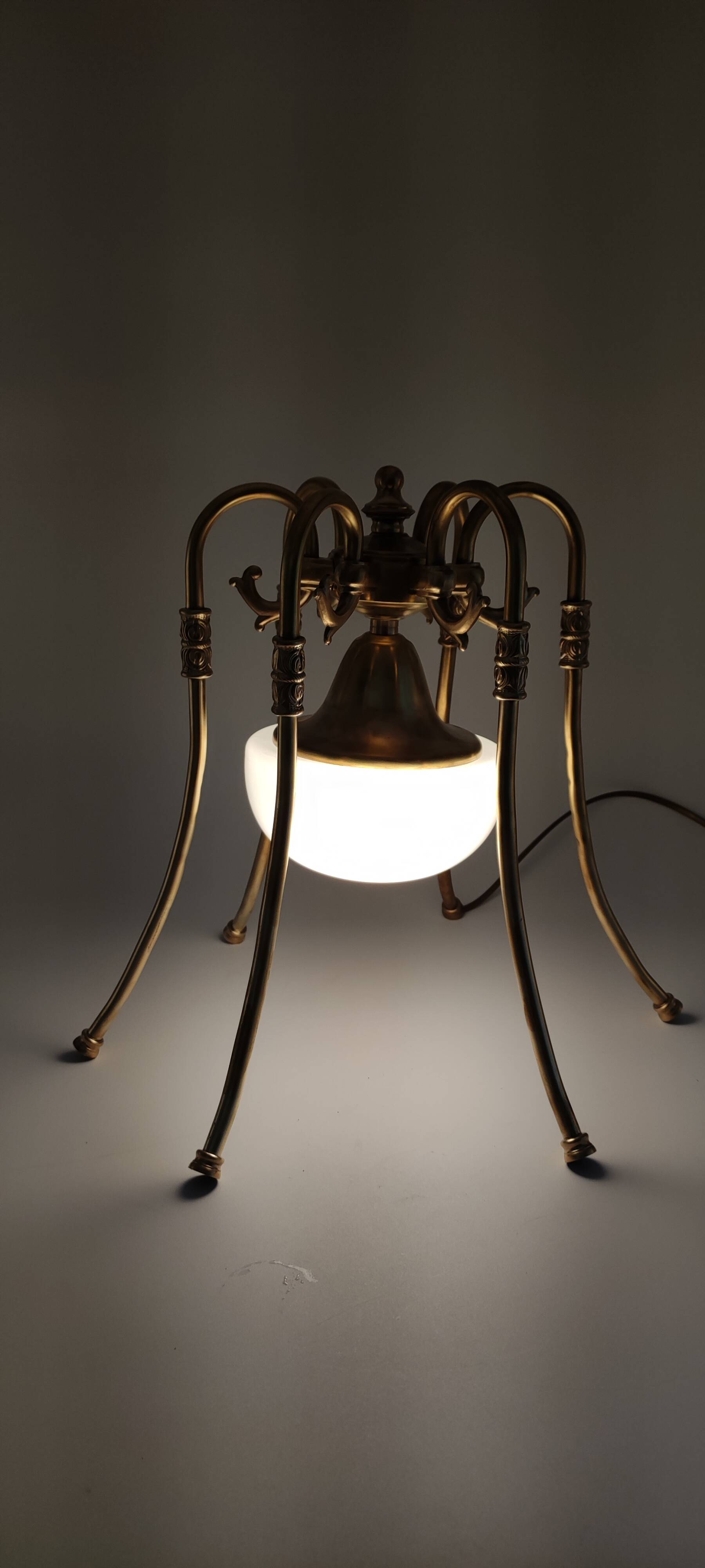 Medusa lamp in brass and opaline
