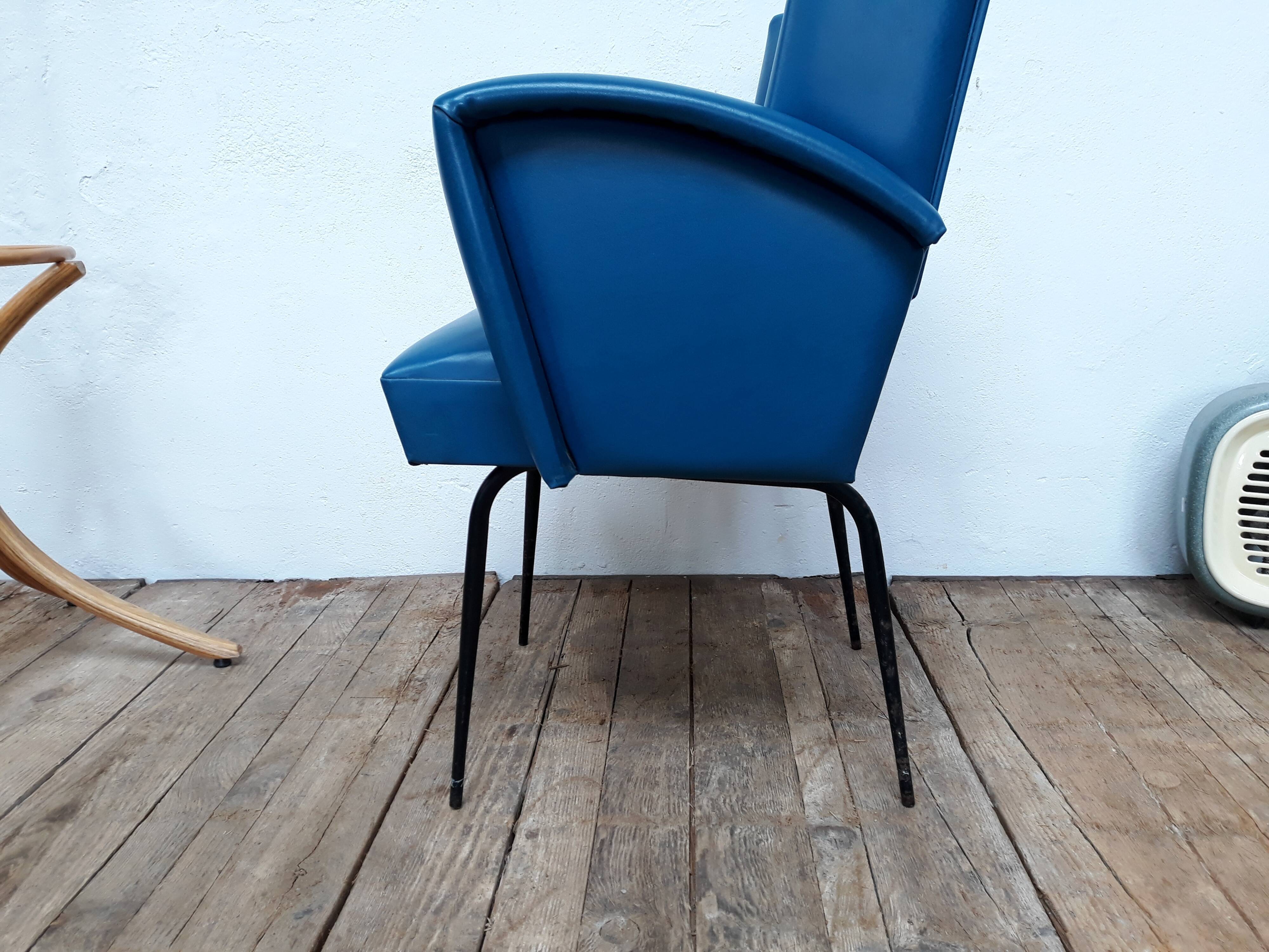 Fauteuil vintage en skaï et pieds métal