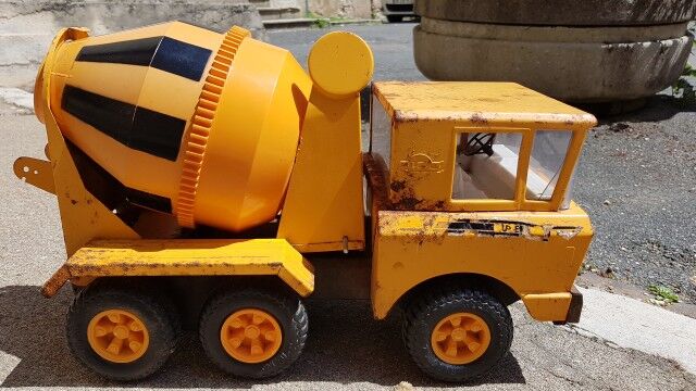 concrete spinning top truck