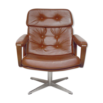 Fauteuil lounge pivotant en cuir fauve 1970