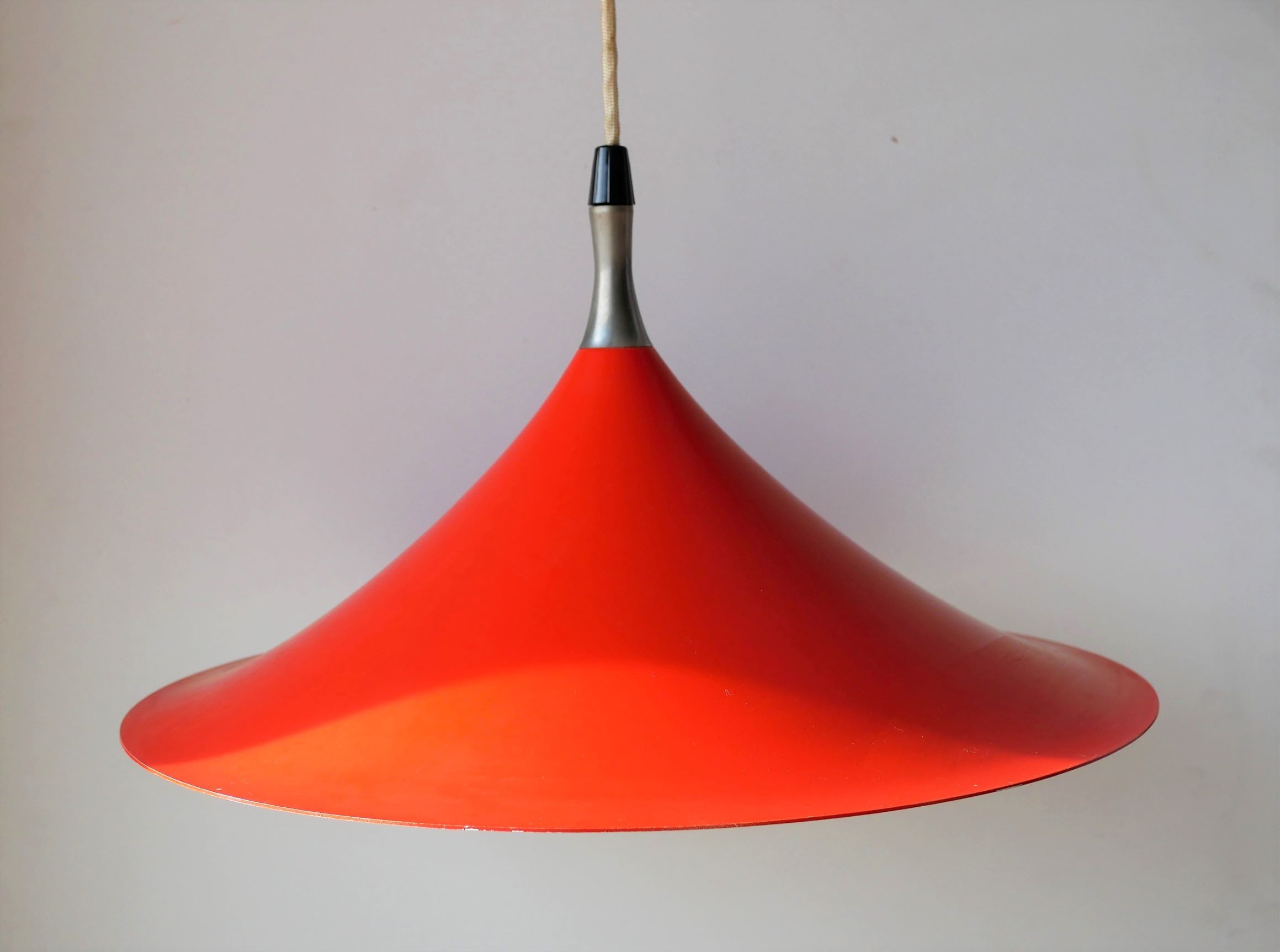 Tulip red metal hanging