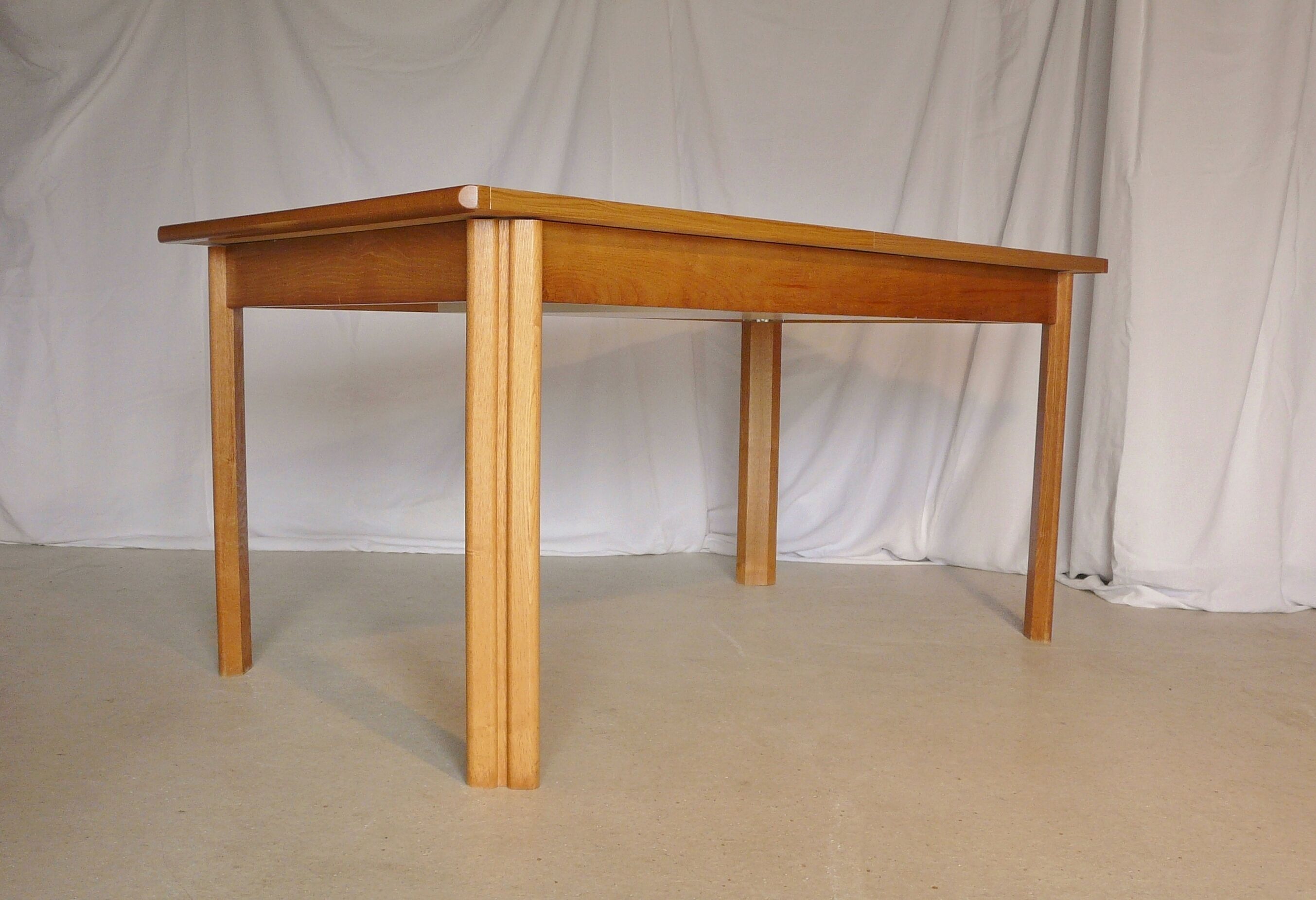 Extendable rectangular table in blond wood